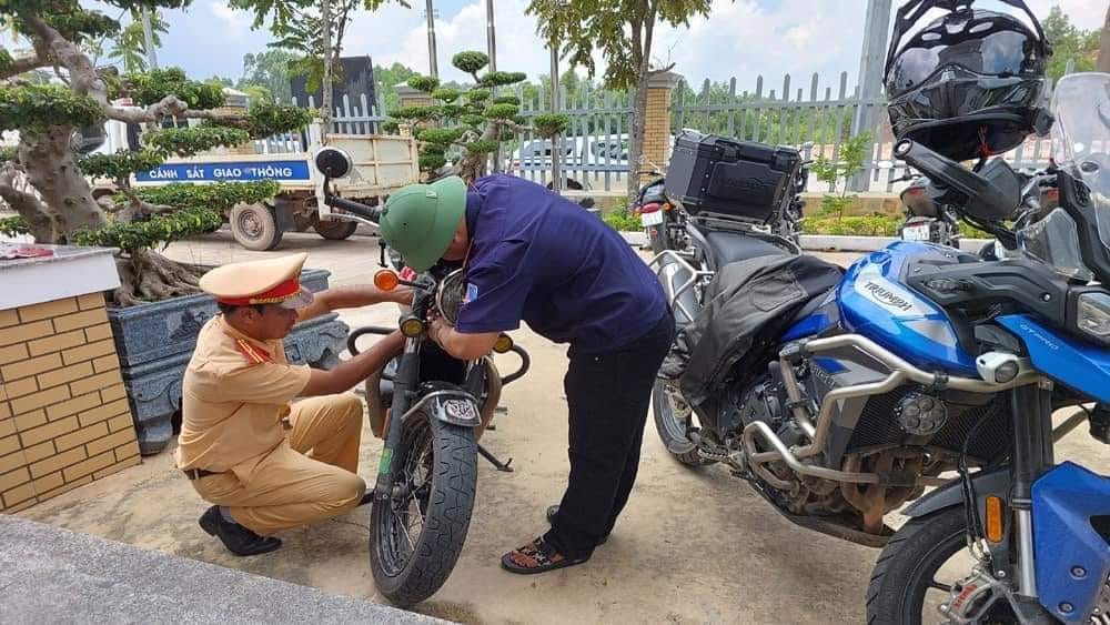 30 mô tô phân khối lớn đi vào cao tốc và tông bị thương CSGT